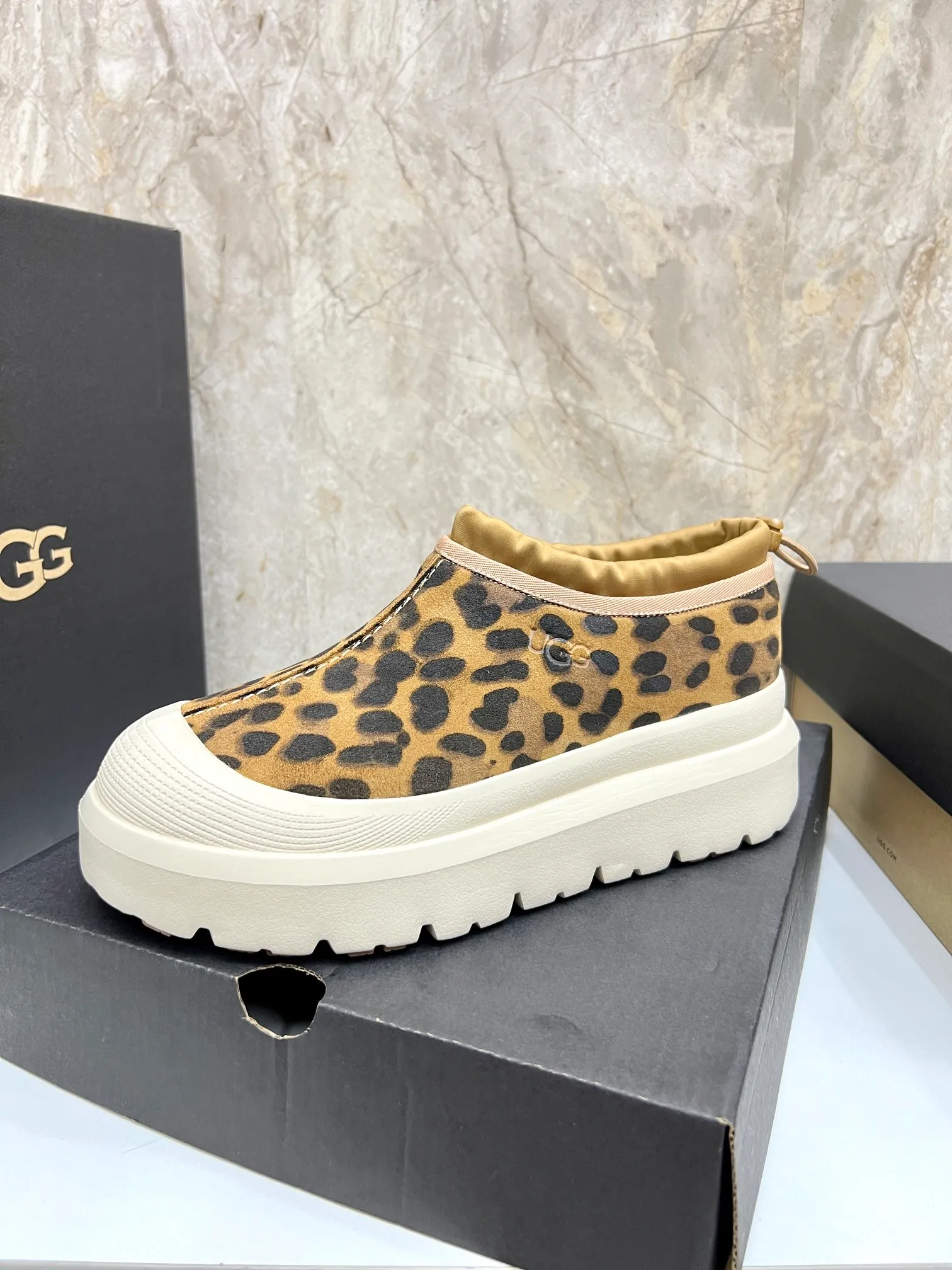 Men's men's shoes💰: 💰540💰Couple model👫 UGG Tasman Weather Hybrid one-second snow boots👢 Wang Yibo's same 👏 classic Tasman shoe is designed with environmentally friendly waterproof and snowproof material, which is both fashionable and functional. At the same time, it is paired with the new UGG Keen furry color-blocked jacket. Bright orange and maroon collide to create a new light outdoor style and open up a new travel experience in early autumn! Using the best materials, the 17mm fur-integrated surface is warmer and more breathable, and the outsole is upgraded to a lightweight and wear-resistant light wing technology outsole! Size: Women’s size 35-40 / Men’s size 38–44 (45 customized) Official website color